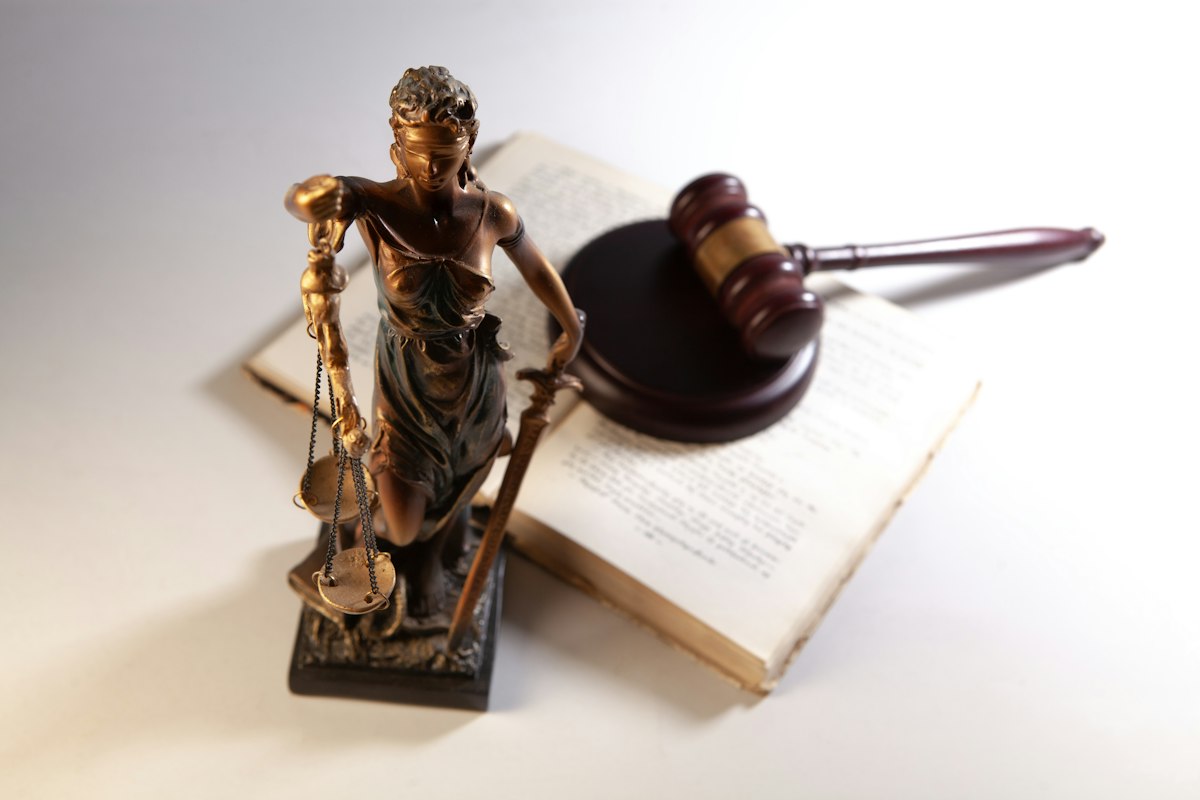 Symbole de justice et respect du code du travail